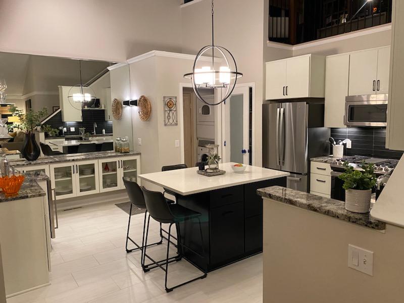 Light cabinets with a contrasting dark island and slab-front doors